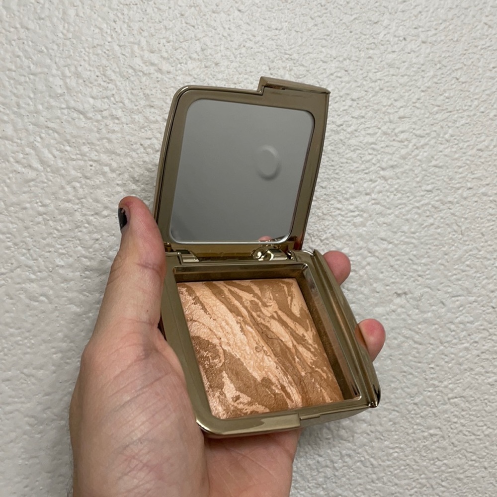 Hourglass Bronzer in ‘Luminous Bronze Light’